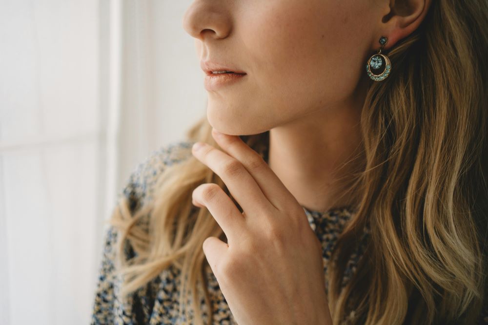 Kabantys auskarai: kaip jie akimirksniu pakeičia veido bruožus?